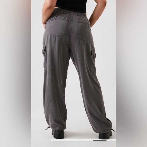 FOREVER 21 Drawstring Cargo Joggers size S -NWT - Picture 3 of 7